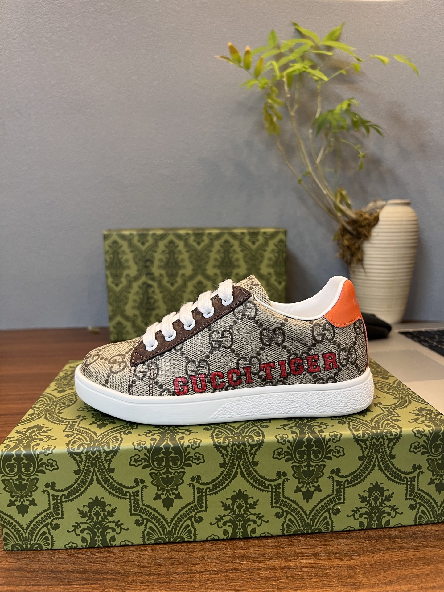 Children's shoes child